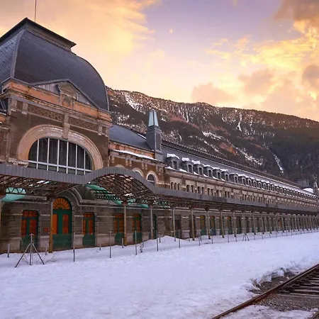 Pinsapo Canfranc-estacion