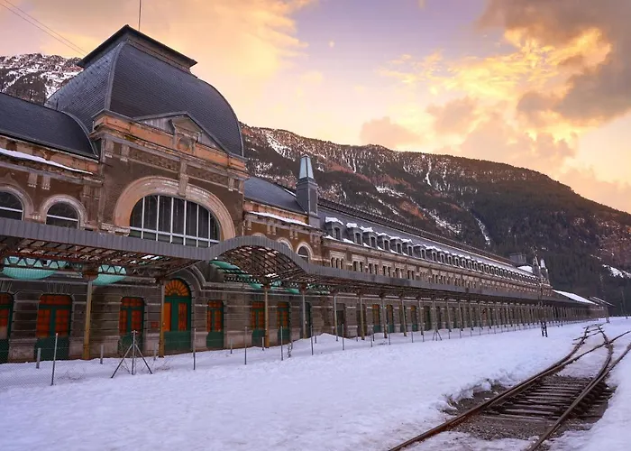 Pinsapo Canfranc-estacion